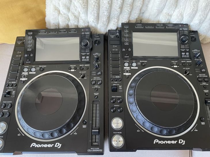 a pair of pioneer cdj 2000 nxs2 - Imagen por defecto