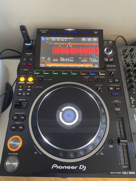 A pair of CDJ-3000 - Imagen4