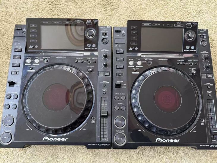 a pair of pioneer cdj 2000 - Imagen por defecto