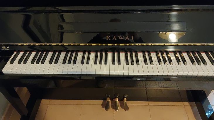 Pianoforte Kawai verticale - Imagen por defecto