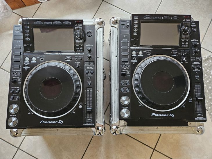 Vendo 2 CDJ Pioneer 2000nexus2 con I loro case - Imagen por defecto