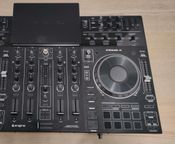 Denon DJ Prime 4 con decksaver - Imagen