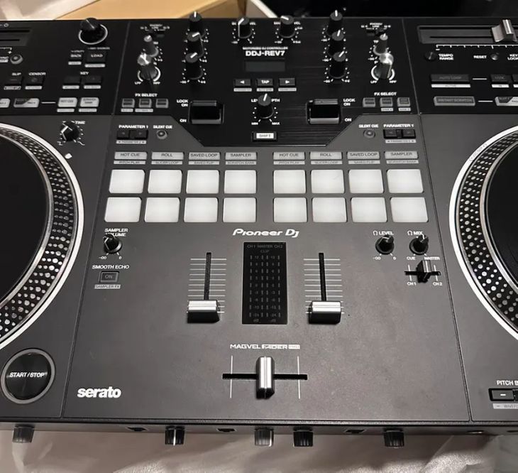 Pioneer DDJ-REV7 - Imagen2