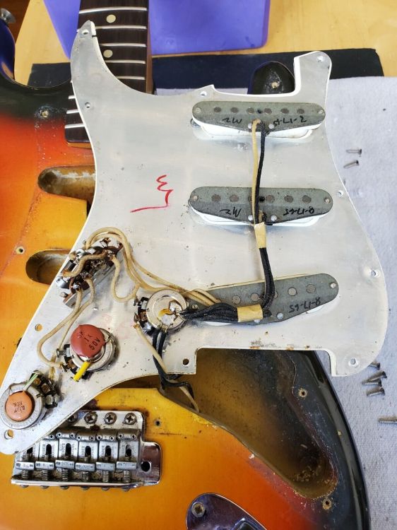 Vintage 1965 Fender Stratocaster electric guitar - Image2
