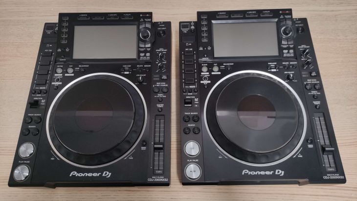 2x Pioneer DJ CDJ-2000 Nexus 2 con Decksavers - Imagen por defecto