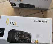 Adam A77X (a) & (b)
 - Bild
