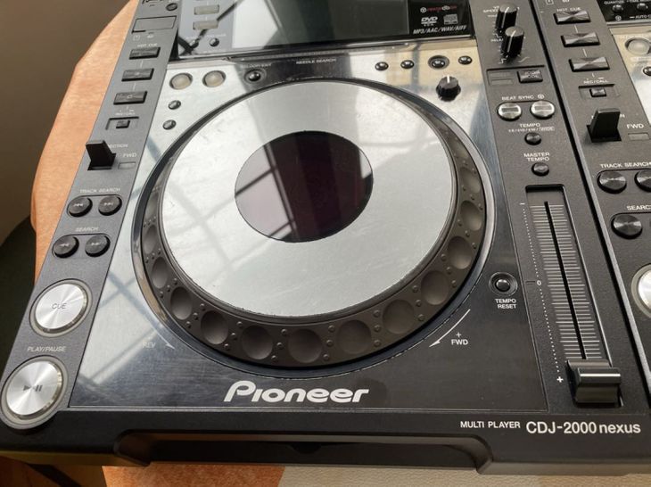 a pair of pioneer cdj 2000 nexus - Imagen2