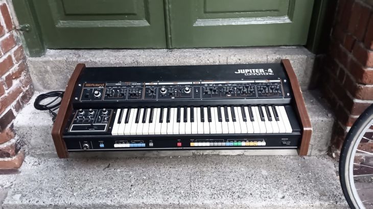 Roland Jupiter 4 49 Key Synthesizer - Imagen por defecto