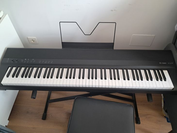 Se vende piano digital 88 teclas soporte y asiento - Imagen por defecto