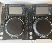 ein Paar Pioneer CDJ 2000 NXS2
 - Bild