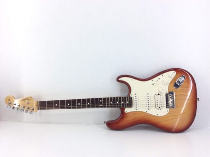 Fender Stratocaster - Immagine dell'annuncio principale