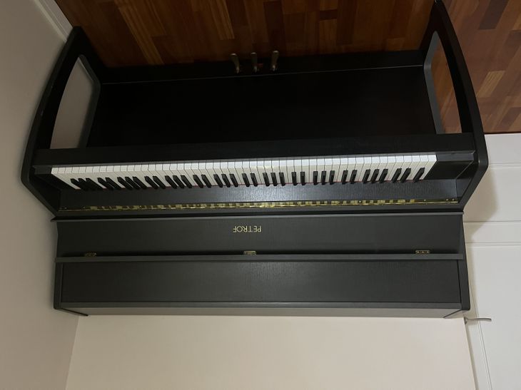 piano vertical PETROF 105 v,negro mate - Imagen por defecto