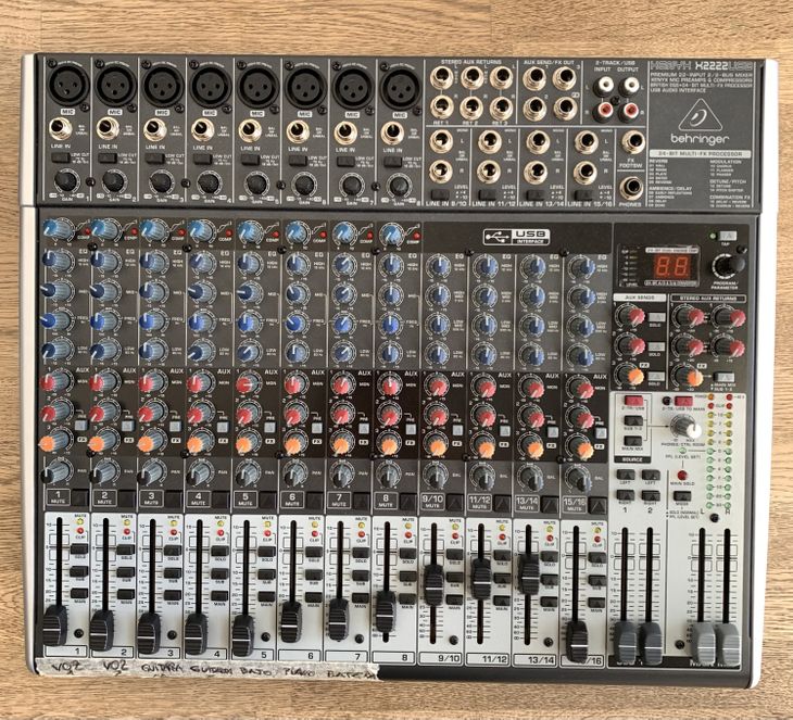 Behringer XENYX 2222 USB + Estuche rígido - Imagen por defecto