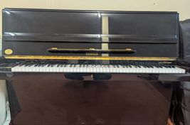 piano de pared ronisch. - Image