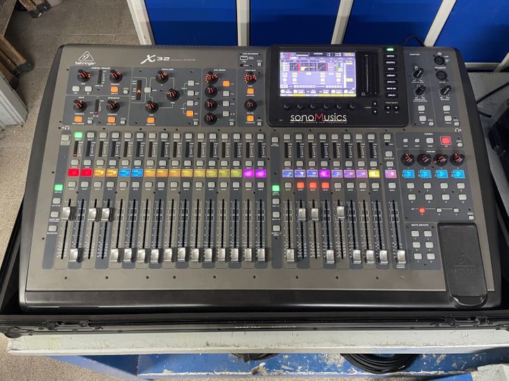 Behringer X32 muy poco uso - Imagen por defecto