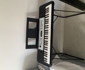 piano yamaha con soporte - Imagen