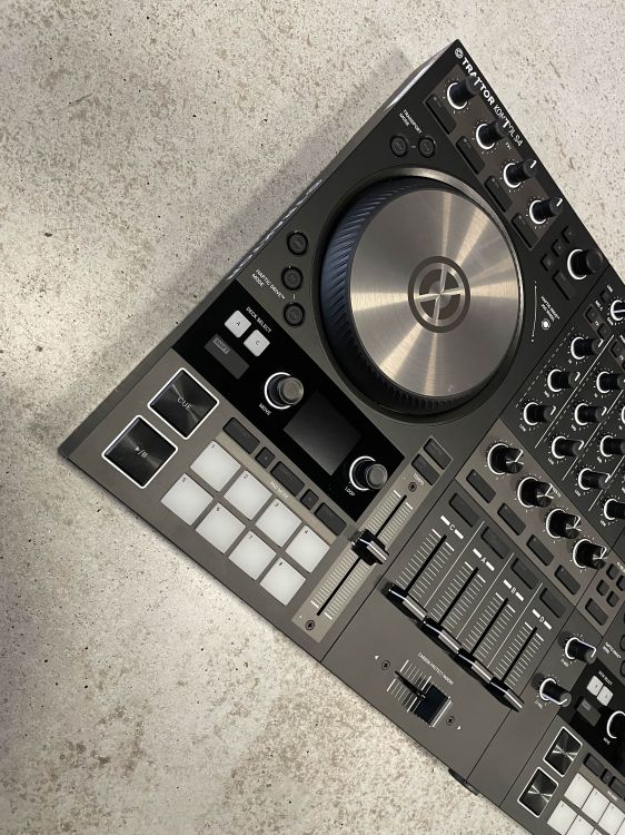 Traktor Kontrol S4 MK3 - Imagen2