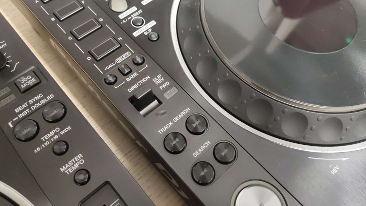 2x Pioneer DJ CDJ-2000 Nexus 2 con Decksavers - Immagine4