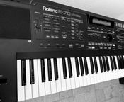 ROLAND E-70 DIGITAL PIANO
 - Image