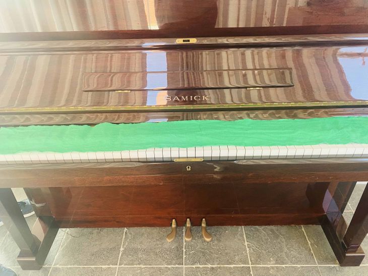 Piano vertical Samick WG-5 nº de serie 810046 - Imagen4
