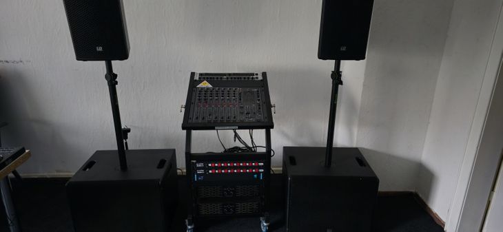 Komplett PA-Anlage Behringer + 2 Subwoofer - Imagen por defecto