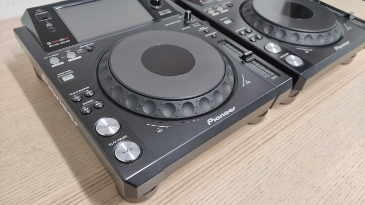 2x Pioneer DJ XDJ-1000 con fundas - Imagen3