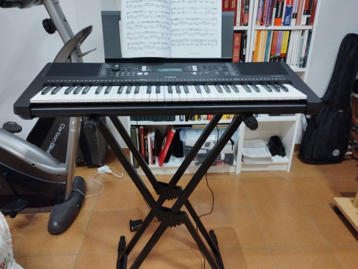 Yamaha PSR E 373 61 teclas pedal ,soporte y funda. - Imagen por defecto