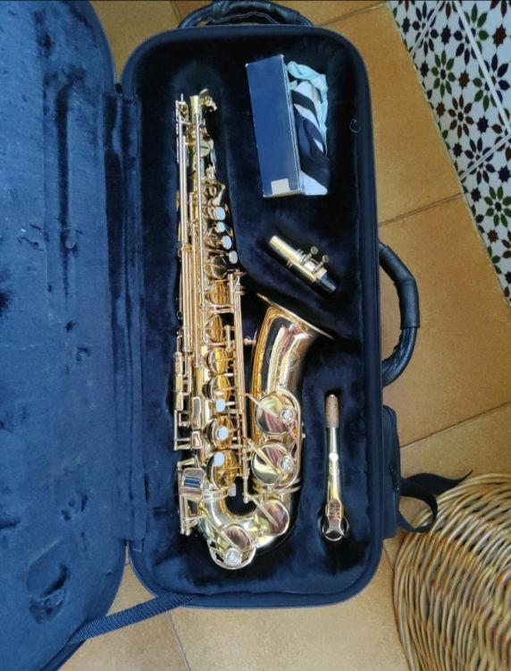 Saxofón alto marca Júpiter. - Imagen por defecto