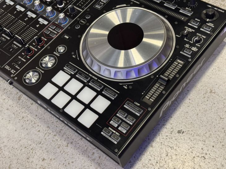 Pioneer DDJ-SZ + Magma Flightcase - Imagen4