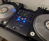 1x Pioneer DJM S3 + 2x tocadiscos Pioneer PLX 500
 - Imagen