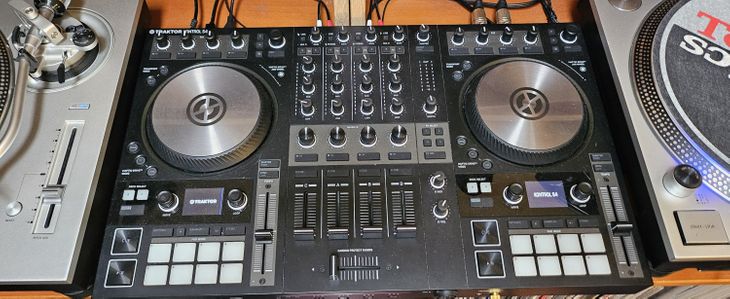 TRAKTOR S4 MK3 - Imagen por defecto