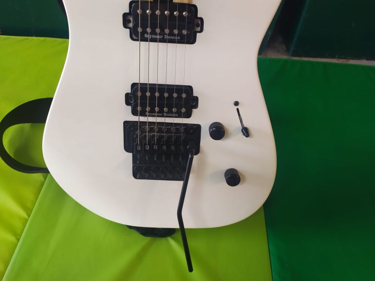 Guitarra Jackson pro DK2M Dinky Snow White. - Immagine3