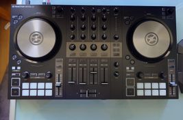 Native Instruments TRAKTOR KONTROL S3 DJ-C de 4 canales
 - Imagen