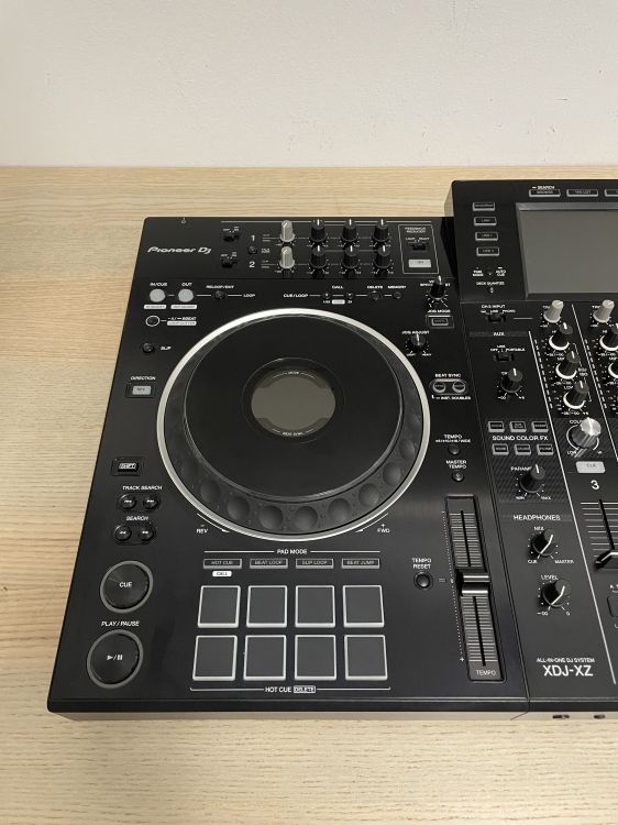 Pioneer DJ XDJ-XZ con decksaver y maleta - Imagen3