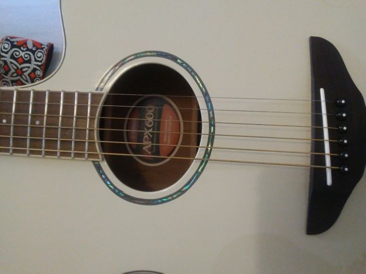 Guitarra yamaha APX600 vintage withe - Imagen por defecto