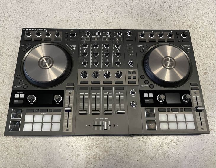 Traktor Kontrol S4 MK3 - Imagen por defecto
