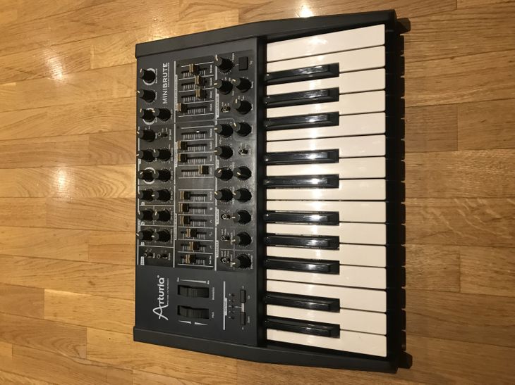 Arturia Minibrute - Imagen por defecto