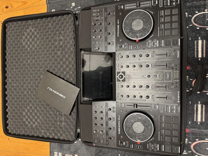 DENON DJ PRIME 4+ Y FUNDA DE TRANSPORTE - Imagen por defecto