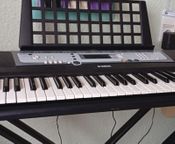 Piano Yamaha PSR-E213 con pedal sustain - Image
