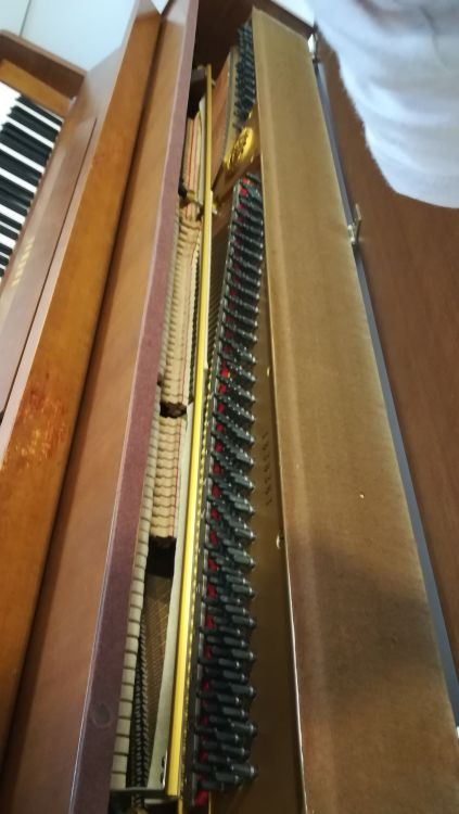Piano vertical Yamaha años 70 - Imagen5
