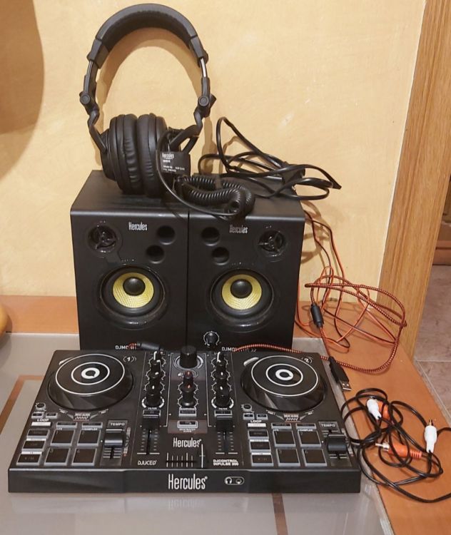 Hercules DJ Learning Kit (Mesa+ Altavoces + Auriculares)