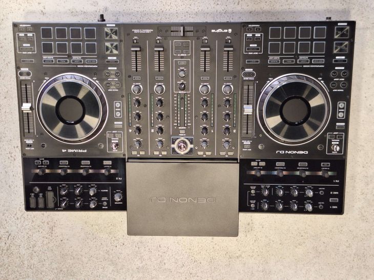 Denon DJ Prime 4 with Decksaver - Imagen6