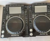 Un par de Pioneer CDJ 2000 NXS2
 - Imagen