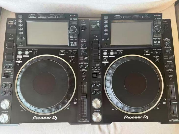 a pair of cdj 2000 nxs2 - Imagen por defecto