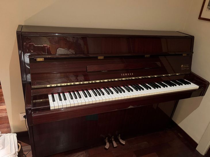 Piano Yamaha M1J - Imagen por defecto