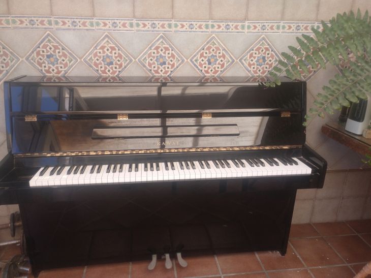 Piano vertical Kawai - Imagen por defecto