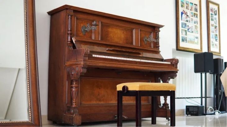 Precioso piano vertical original antiguo - Imagen por defecto