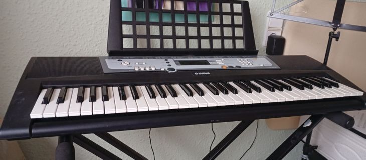 Piano Yamaha PSR-E213 con pedal sustain - Imagen por defecto