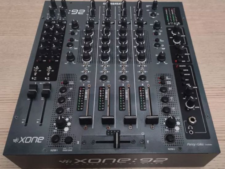 2x CDJ-2000 Nexus 2 + 1x Xone:92 - Immagine2