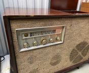 Estéreo y radio con altavoz de los años 50
 - Imagen